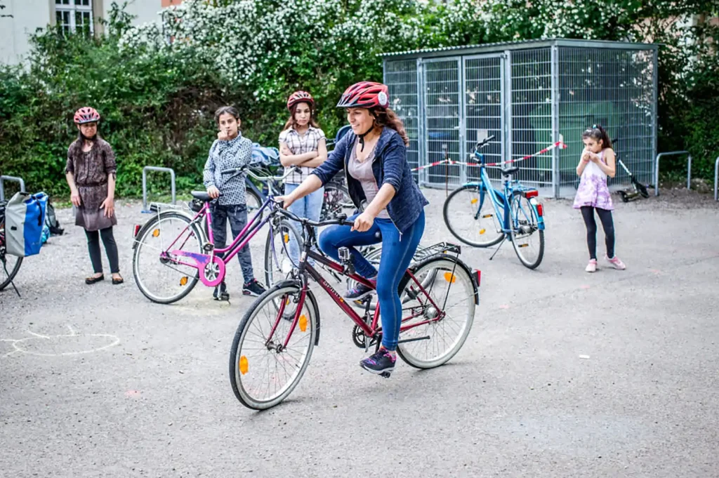Geflüchtete beim Fahrradkurs